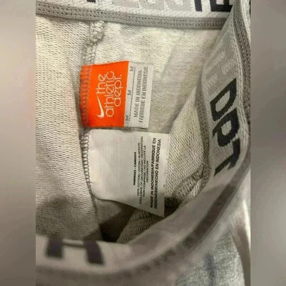 Nike women’s gray sweat pants (AD)
Sz M - Picture 3 of 4